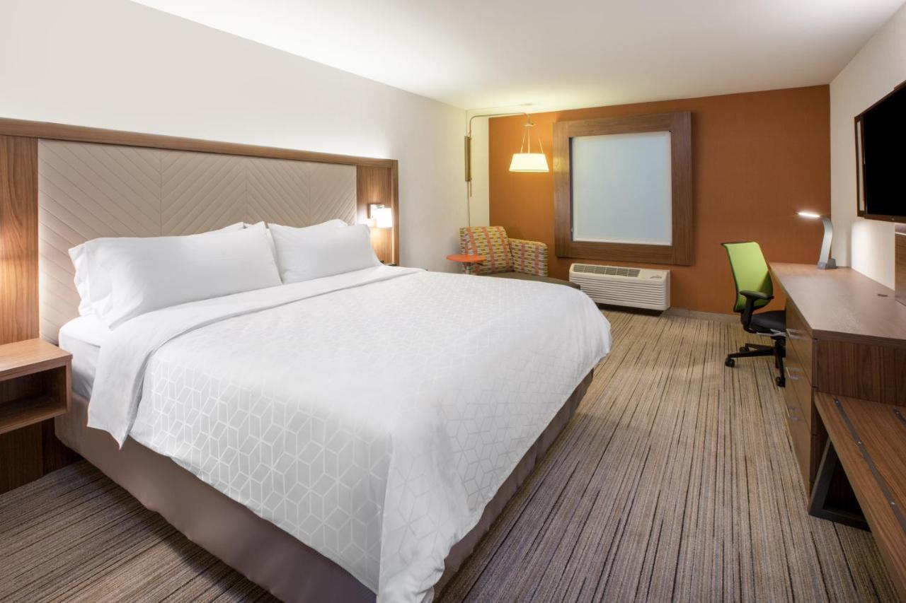 Holiday Inn Express & Suites Del Rio By Ihg Exterior photo
