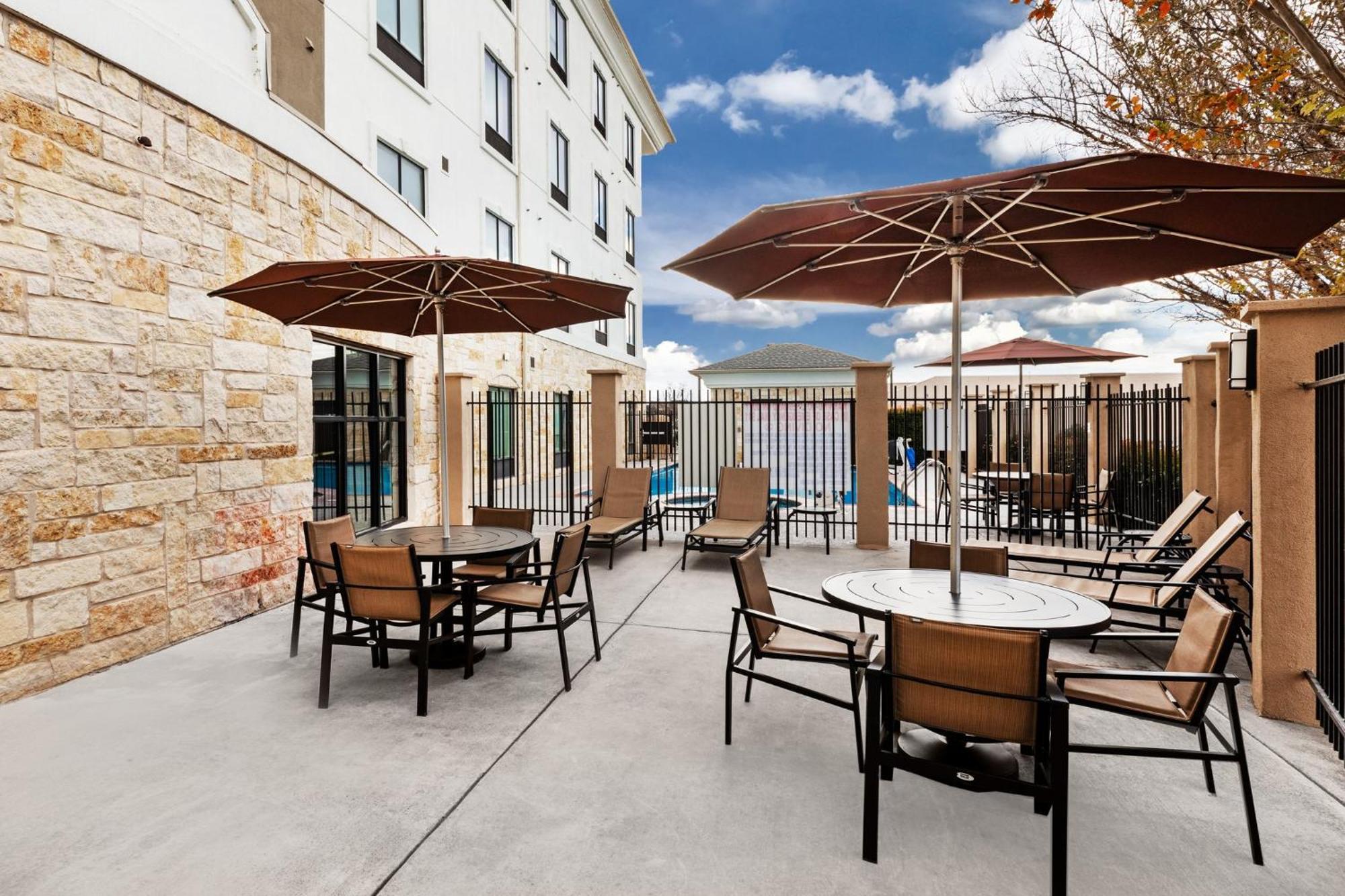 Holiday Inn Express & Suites Del Rio By Ihg Exterior photo