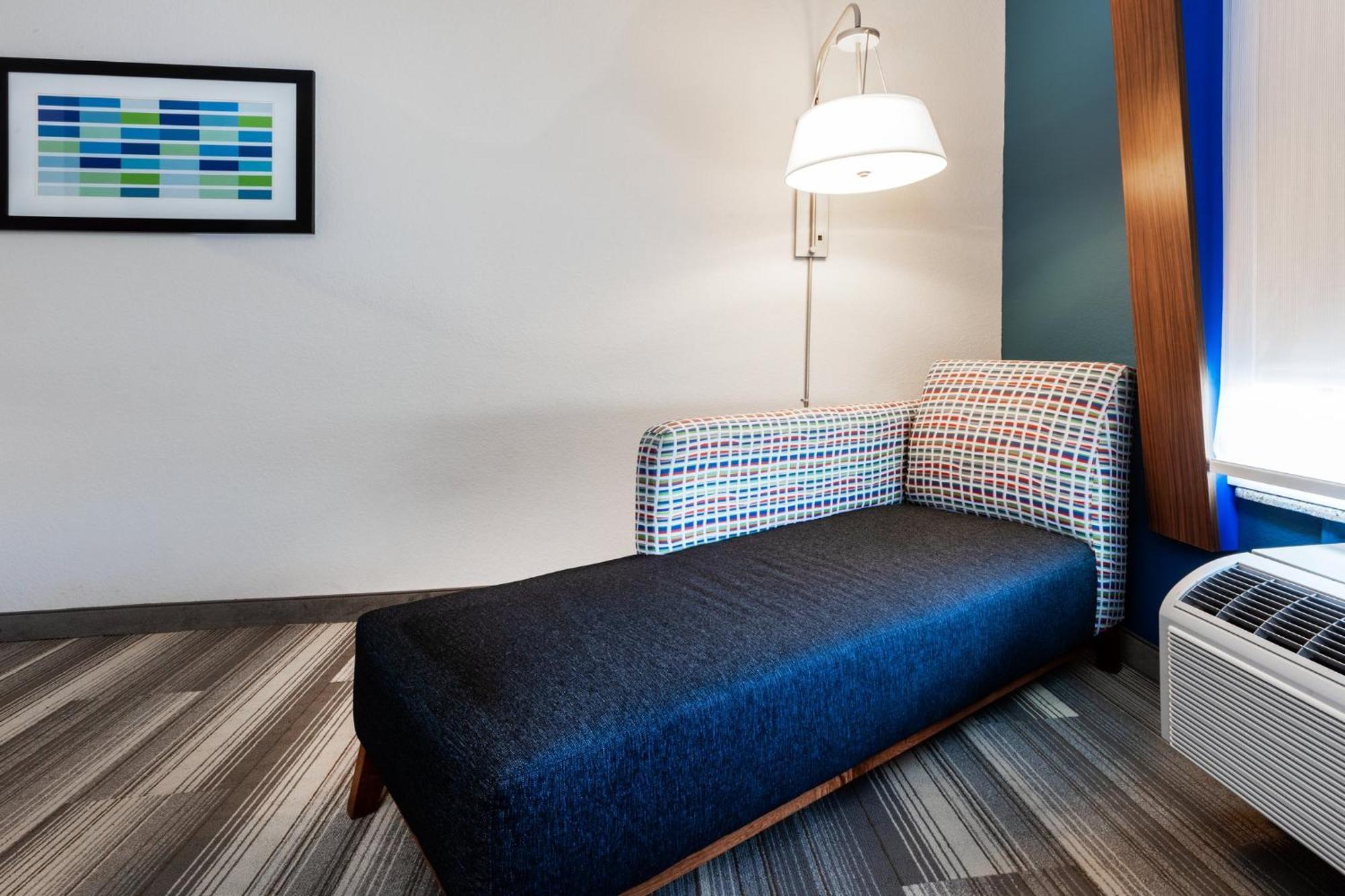 Holiday Inn Express & Suites Del Rio By Ihg Exterior photo