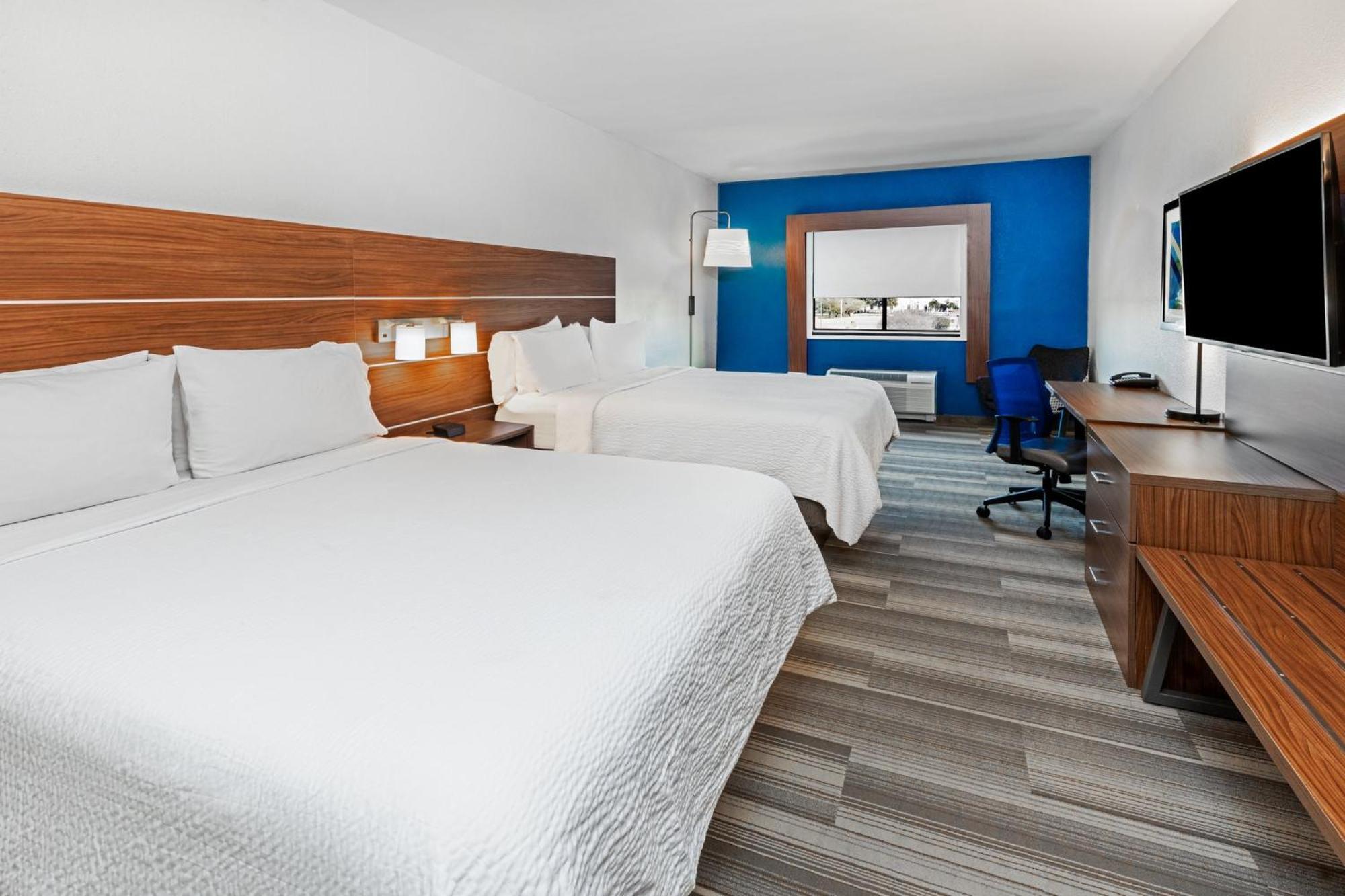Holiday Inn Express & Suites Del Rio By Ihg Exterior photo